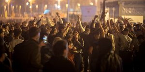 Πλήθος νεαρών χορεύουν και τραγουδούν σε παραλία της Βαρκελώνη