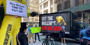 Μέλη των «Πατριωτών Εκατομμυριούχων» διαδηλώνουν υπέρ της μεγαλύτερης φορολόγησης του Τζεφ Μπέζος