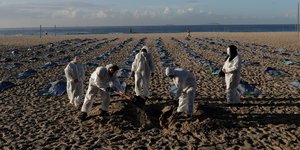 H παραλία της Κόπακαμπάνα μετατράπηκε συμβολικά σε νεκροταφείο