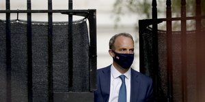 Ντομινίκ Ράαμπ με μάσκα και κοστούμι