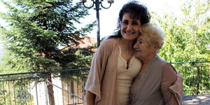 Η Λίντα Κάρολ με τη βιολογική της μητέρα, Χαρίκλεια