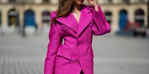 γυναίκα με σακάκι στην εβδομάδα μόδας