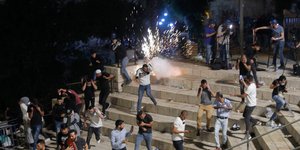 Παλαιστίνιοι τρέχουν να σωθούν από βομβίδες κρότου-λάμψης στην Ιερουσαλήμ