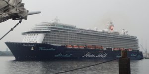 Το κρουαζιερόπλοιο Mein Sciff 5 που έφτασε στο λιμάνι του Πειραιά