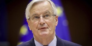  Μισέλ Μπαρνιέ με γυαλιά και κοστούμι