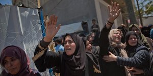 Παλαιστίνιες κλαίνε και σηκώνουν τα χέρια ψηλά