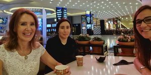 H πριγκίπισσα Λατίφα του Ντουμπάι (στο κέντρο) με δύο γυναίκες