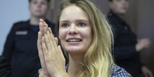 Βερόνικα Νικούλσινα με αστυνομικούς