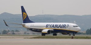 Αεροσκάφος της Ryanair τροχοδρομεί σε αεροδιάδρομο 