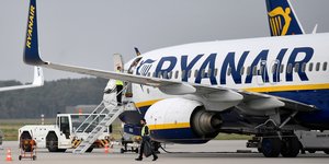 Αεροσκάφος της Ryanair σε αεροδιάδρομο με την σκάλα στο πλάι