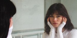 γυναίκα με αφέλειες