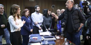 «Ντου» του ΚΚΕ στο γραφείο της Ε. Αχτσιόγλου 