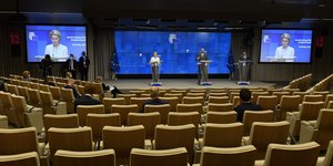 αίθουσα τύπου χωρίς δημοσιογράφους