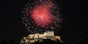 Βεγγαλικά πάνω από τον Παρθενώνα στην Αθήνα μετά την Ανάσταση