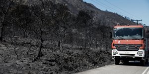 Πυροσβεστικό όχημα μπροστά στα καμμένα στο Αλεποχώρι