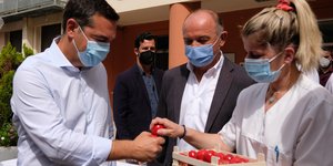 Ο Αλέξης Τσίπρας τσουγκρίζει αυγά με το προσωπικό του Λαϊκού Νοσοκομείου