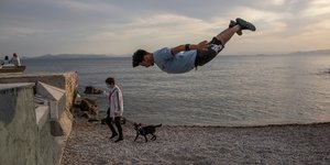 «Ιπτάμενος» νεαρός σε παραλία της Αθήνας