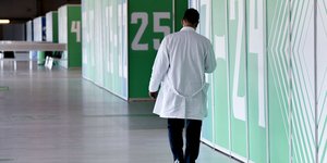 άνδρας με ιατρική στολή σε εμβολιαστικό κέντρο