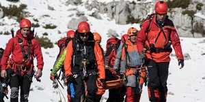 Άνδρες της ΕΜΑΚ σε επιχείρηση διάσωσης