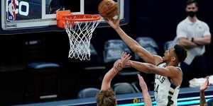 O Γιάννης Αντετοκούνμπο αφήνει την μπάλα στο καλάθι των Πέισερς