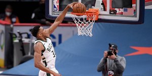 Ο Γιάννης Αντετοκούνμπο καρφώνει τη μπάλα αφήνοντας κραυγή