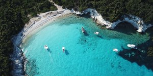 Παραλία στους Αντίπαξους