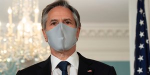 Ο Άντονι Μπλίνκεν, ο ΥΠΕΞ των ΗΠΑ, με μάσκα προστασίας από τη μετάδοση του κορωνοϊού