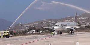 Εντυπωσιακή υποδοχή στο αεροδρόμιο Μυκόνου