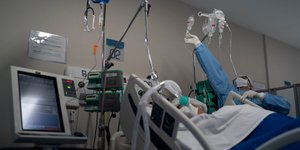 Ασθενής κορωνοϊού στην Βραζιλία στο κρεβάτι νοσοκομείου με γιατρό