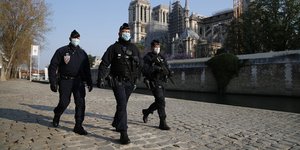 αστυνομικοί περπατούν σε πεζόδρομο έξω από Παναγία Παρισίων στη Γαλλία
