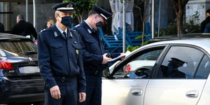 αστυνομικοί με μάσκα και στολή κάνουν ελέγχους για μετακινήσεις