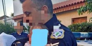 αστυνομικός με μωρό στην αγκαλιά μετά το έγκλημα στα Γλυκά Νερά