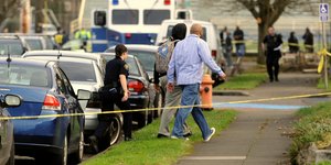 Γυναίκα αστυνομικός έξω από σχολείο ΗΠΑ με μαθητή που φεύγει με τον γονιό του