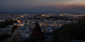 Καπνός στην Αθήνα από τη φωτιά στο Σχίνο
