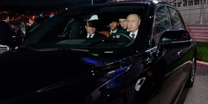 Ο Βλαντιμίρ Πούτιν στο τιμόνι της ρωσικής λιμουζίνας Aurus