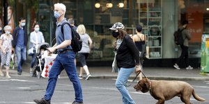 Κόσμος περπατά στους δρόμους της Μελβούρνης