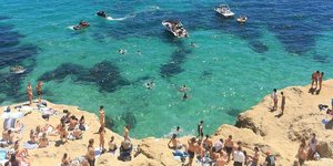 Θάλασσα και βράχια Αυστραλία θυμίζει κάτι από ελληνικό νησί 