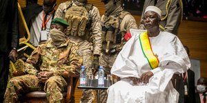 Ο πρόεδρος του Μάλι,﻿ Μπαχ Νντάου, δεξιά με την παραδοσιακή στολή της χώρας του έχοντας δίπλα του έναν στρατιωτικό