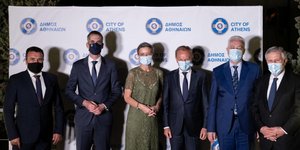 O Κώστας Μπακογιάννης με τους Κριβοκάπιτς, Ζάεφ, την αντιπρόεδρο της Κομισιόν Βέσταγκερ, τον πρόεδρο του ΕΛΚ Τουσκ, τον Χρ, Στυλιανίδη, και τον Πρόεδρο του Φόρουμ των Δελφών Τσομώκο