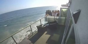 Η στιγμή που μπαλκόνι γεμάτο κόσμο καταρρέει