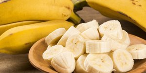 Μπανάνα σε ξύλινο μπολ