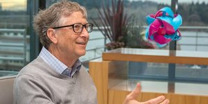 Μπιλ Γκέιτς με παιχνίδι στα χέρια