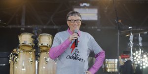 Ο Μπιλ Γκέιτς με γκρι t shirt σε συναυλία
