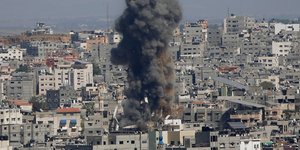 Καπνοί από βομβαρδισμένο κτίριο στην Λωρίδα της Γάζας την ημέρα