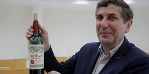 Μπουκάλι κρασί από το Μπορντό που ωρίμασε στο διάστημα