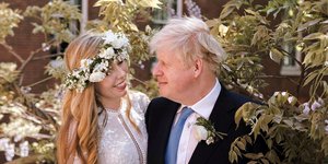 Ο Μπόρις Τζόνσον και η Κάρι Σίμοντς την ημέρα του γάμου τους