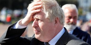 Ο Μπόρις Τζόνσον κρατά το κεφάλι του