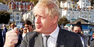 Ο Μπόρις Τζόνσον με παγωτό στο χέρι