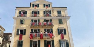 Παραδοσιακό κτίριο στην Κέρκυρα από όπου σπάει ο μπότης, τα κανάτια, ανήμερα του Μεγάλου Σαββάτου