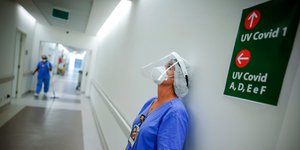 Γυναίκα γιατρός στη Βραζιλία απογοητευμένη, ακουμπάει σε τοίχο με το κεφάλι ψηλά
